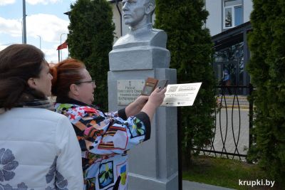 У бюста Героя Советсткого Союза Владимира Марцинкевича возле СШ № 1 установили памятный знак с QR-кодом