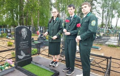 Члены школьного лесничества вместе с работниками Крупского лесхоза возложили цветы на могилу ветерана Великой Отечественной войны