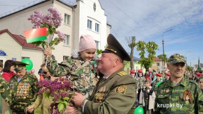 Шествием поколений «Беларусь помнит» в Крупках стартовали праздничные мероприятия в честь Дня Победы (фото)