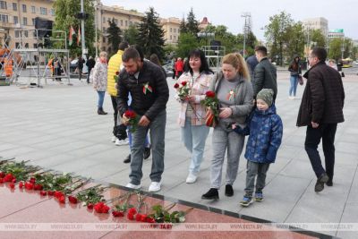 Фотофакт: Народное возложение цветов проходит у момента Победы в Минске