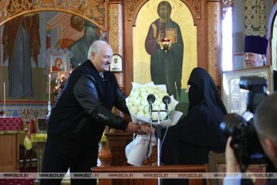 Лукашенко в храме на Пасху: коль время выбрало нас, давайте сохраним мир и покой
